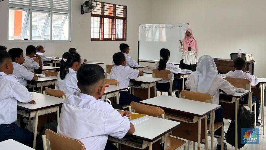 Wakil Presiden Gibran Rakabuming meninjau Sekolah Rakyat di Deli Serdang, Sumatera Utara, Kamis (28/8/2025). (CNBC Indonesia/Halima Sadiyah)
