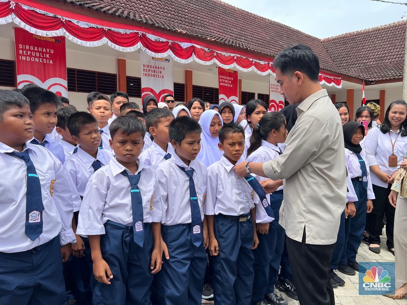 Wakil Presiden Gibran Rakabuming meninjau Sekolah Rakyat di Deli Serdang, Sumatera Utara, Kamis (28/8/2025). (CNBC Indonesia/Halima Sadiyah) Wakil Presiden Gibran Rakabuming meninjau Sekolah Rakyat di Deli Serdang, Sumatera Utara, Kamis (28/8/2025). (CNBC Indonesia/Halima Sadiyah)