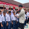 Saat Wapres Gibran Merapikan Dasi Siswa Sekolah Rakyat