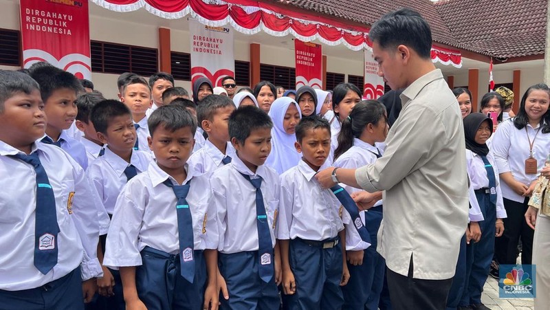 Wakil Presiden Gibran Rakabuming meninjau Sekolah Rakyat di Deli Serdang, Sumatera Utara, Kamis (28/8/2025). (CNBC Indonesia/Halima Sadiyah)