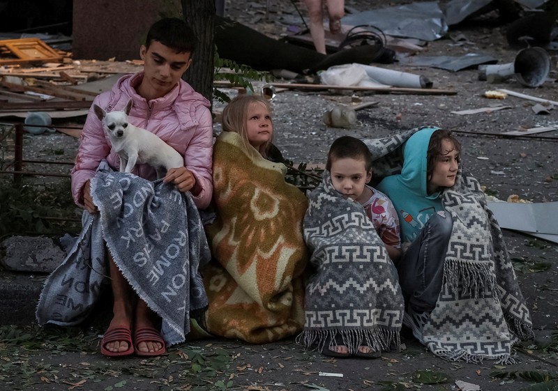 Tim penyelamat bekerja di lokasi gedung apartemen yang terkena serangan rudal dan pesawat tak berawak Rusia, di tengah serangan Rusia terhadap Ukraina, di Kyiv, Ukraina, 28 Agustus 2025. (REUTERS/Thomas Peter)