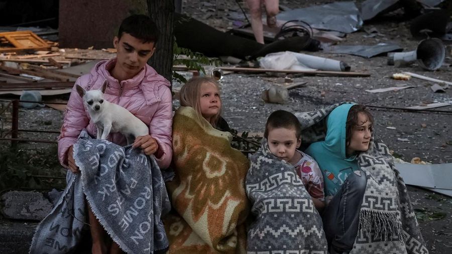 Tim penyelamat bekerja di lokasi gedung apartemen yang terkena serangan rudal dan pesawat tak berawak Rusia, di tengah serangan Rusia terhadap Ukraina, di Kyiv, Ukraina, 28 Agustus 2025. (REUTERS/Thomas Peter)