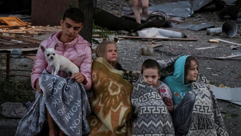 Tim penyelamat bekerja di lokasi gedung apartemen yang terkena serangan rudal dan pesawat tak berawak Rusia, di tengah serangan Rusia terhadap Ukraina, di Kyiv, Ukraina, 28 Agustus 2025. (REUTERS/Thomas Peter)