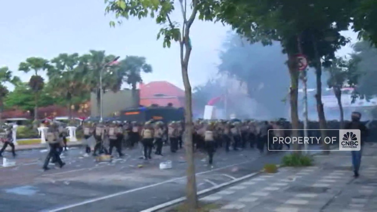 Video: Situasi Memanas, Aksi di Depan Grahadi Surabaya Ricuh
