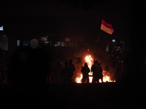 Video: Gerbang Mako Brimob Kwitang Terbakar di Tengah Ricuh Demo!
