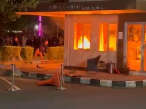 Demo di Pontianak Memanas, Massa Bakar Pos Polisi-Rusak Fasum