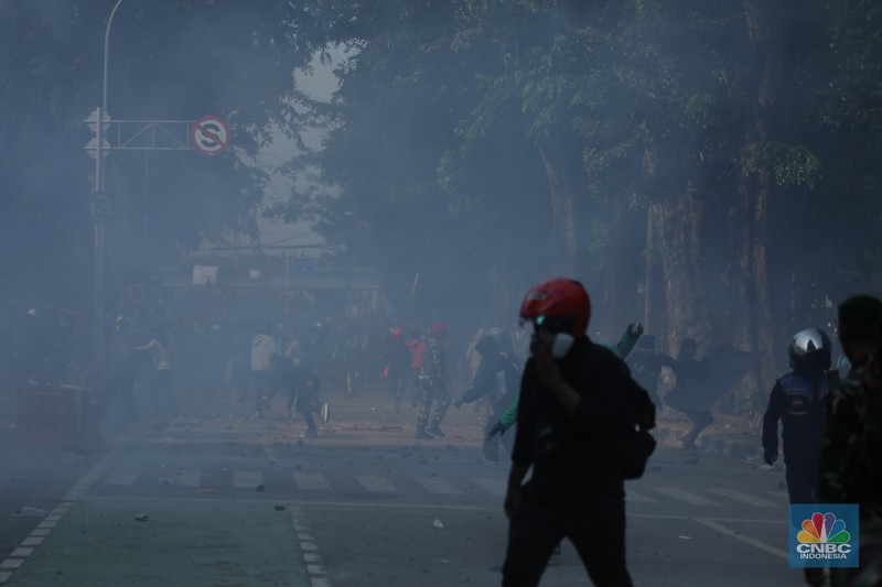 Aksi demonstrasi di depan Markas Satuan Brimob Polda Metro Jaya di Kwitang, Jakarta Pusat, memanas. Massa aksi didorong mundur oleh pihak kepolisian, Jumat (29/8/2024). (CNBC Indonesia/Tri Susilo)