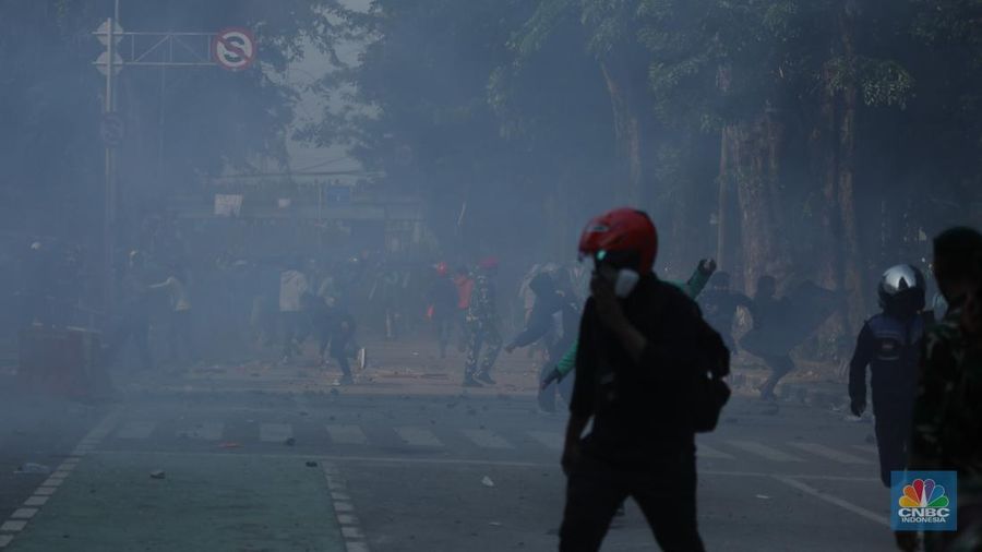 Aksi demonstrasi di depan Markas Satuan Brimob Polda Metro Jaya di Kwitang, Jakarta Pusat, memanas. Massa aksi didorong mundur oleh pihak kepolisian, Jumat (29/8/2024). (CNBC Indonesia/Tri Susilo)