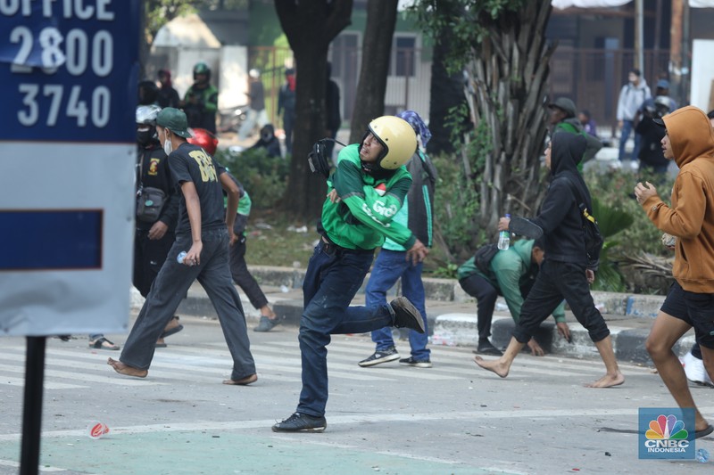 Aksi demonstrasi di depan Markas Satuan Brimob Polda Metro Jaya di Kwitang, Jakarta Pusat, memanas. Massa aksi didorong mundur oleh pihak kepolisian, Jumat (29/8/2024). (CNBC Indonesia/Tri Susilo)