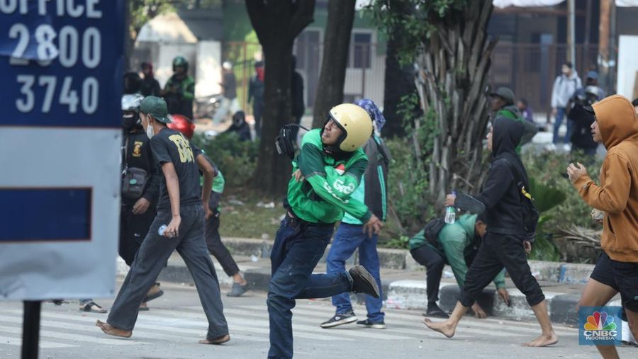 Aksi demonstrasi di depan Markas Satuan Brimob Polda Metro Jaya di Kwitang, Jakarta Pusat, memanas. Massa aksi didorong mundur oleh pihak kepolisian, Jumat (29/8/2024). (CNBC Indonesia/Tri Susilo)