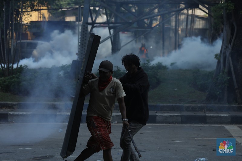 Aksi demonstrasi di depan Markas Satuan Brimob Polda Metro Jaya di Kwitang, Jakarta Pusat, memanas. Massa aksi didorong mundur oleh pihak kepolisian, Jumat (29/8/2024). (CNBC Indonesia/Tri Susilo)