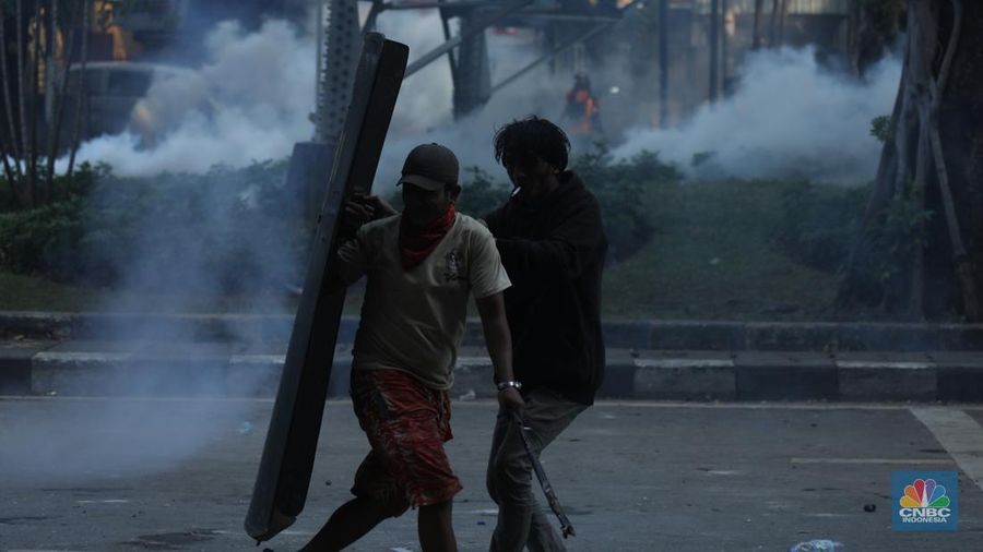 Aksi demonstrasi di depan Markas Satuan Brimob Polda Metro Jaya di Kwitang, Jakarta Pusat, memanas. Massa aksi didorong mundur oleh pihak kepolisian, Jumat (29/8/2024). (CNBC Indonesia/Tri Susilo)