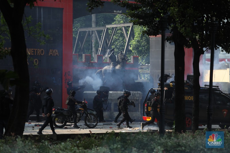 Aksi demonstrasi di depan Markas Satuan Brimob Polda Metro Jaya di Kwitang, Jakarta Pusat, memanas. Massa aksi didorong mundur oleh pihak kepolisian, Jumat (29/8/2024). Aksi demonstrasi di depan Markas Satuan Brimob Polda Metro Jaya di Kwitang, Jakarta Pusat, memanas. Massa aksi didorong mundur oleh pihak kepolisian, Jumat (29/8/2024). (CNBC Indonesia/Tri Susilo)