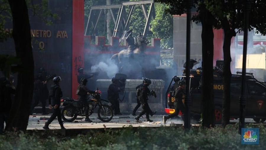 Aksi demonstrasi di depan Markas Satuan Brimob Polda Metro Jaya di Kwitang, Jakarta Pusat, memanas. Massa aksi didorong mundur oleh pihak kepolisian, Jumat (29/8/2024). (CNBC Indonesia/Tri Susilo)