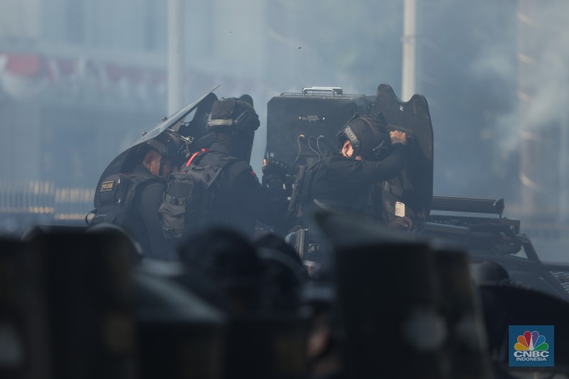 Aksi demonstrasi di depan Markas Satuan Brimob Polda Metro Jaya di Kwitang, Jakarta Pusat, memanas. Massa aksi didorong mundur oleh pihak kepolisian, Jumat (29/8/2024). (CNBC Indonesia/Tri Susilo)