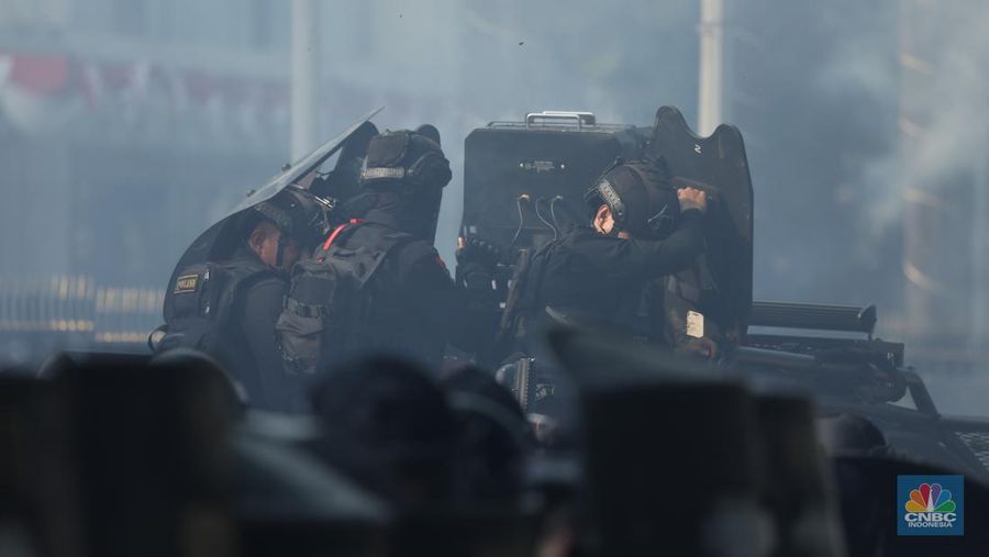 Aksi demonstrasi di depan Markas Satuan Brimob Polda Metro Jaya di Kwitang, Jakarta Pusat, memanas. Massa aksi didorong mundur oleh pihak kepolisian, Jumat (29/8/2024). (CNBC Indonesia/Tri Susilo)