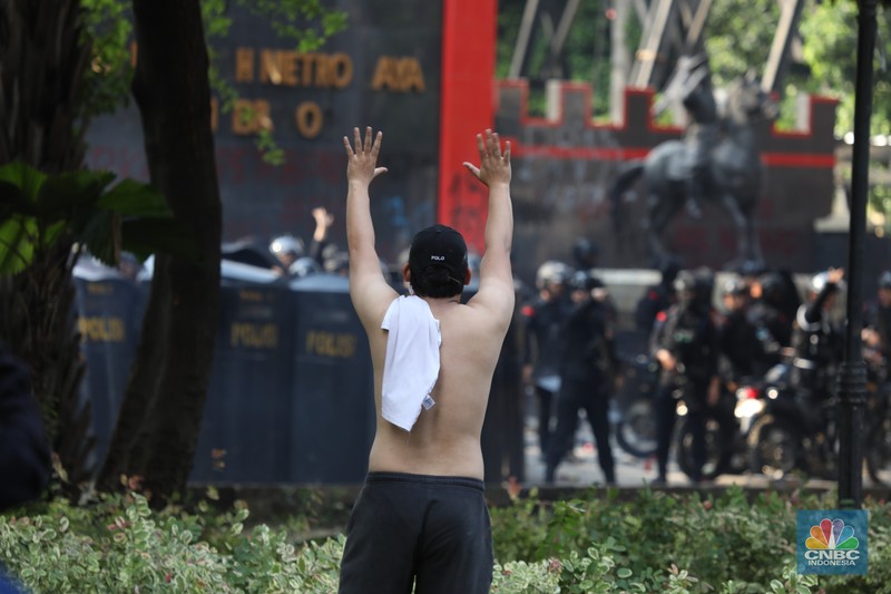 Aksi demonstrasi di depan Markas Satuan Brimob Polda Metro Jaya di Kwitang, Jakarta Pusat, memanas. Massa aksi didorong mundur oleh pihak kepolisian, Jumat (29/8/2024). Aksi demonstrasi di depan Markas Satuan Brimob Polda Metro Jaya di Kwitang, Jakarta Pusat, memanas. Massa aksi didorong mundur oleh pihak kepolisian, Jumat (29/8/2024). (CNBC Indonesia/Tri Susilo)