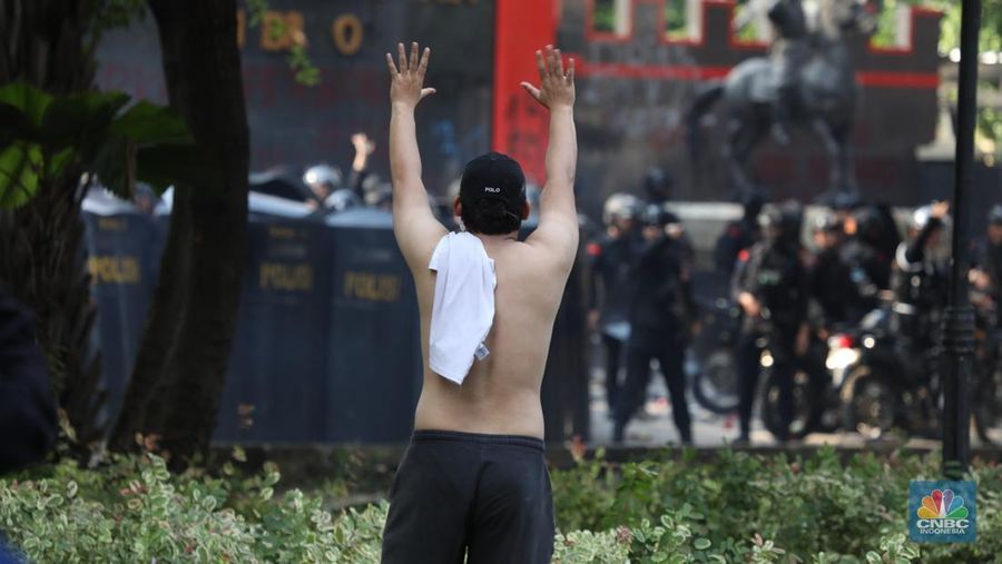 Aksi demonstrasi di depan Markas Satuan Brimob Polda Metro Jaya di Kwitang, Jakarta Pusat, memanas. Massa aksi didorong mundur oleh pihak kepolisian, Jumat (29/8/2024). (CNBC Indonesia/Tri Susilo)