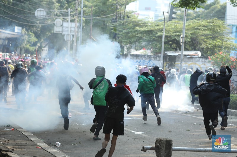 Aksi demonstrasi di depan Markas Satuan Brimob Polda Metro Jaya di Kwitang, Jakarta Pusat, memanas. Massa aksi didorong mundur oleh pihak kepolisian, Jumat (29/8/2024). Aksi demonstrasi di depan Markas Satuan Brimob Polda Metro Jaya di Kwitang, Jakarta Pusat, memanas. Massa aksi didorong mundur oleh pihak kepolisian, Jumat (29/8/2024). (CNBC Indonesia/Tri Susilo)