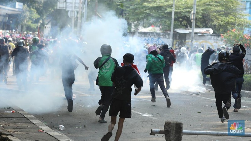 Aksi demonstrasi di depan Markas Satuan Brimob Polda Metro Jaya di Kwitang, Jakarta Pusat, memanas. Massa aksi didorong mundur oleh pihak kepolisian, Jumat (29/8/2024). (CNBC Indonesia/Tri Susilo)