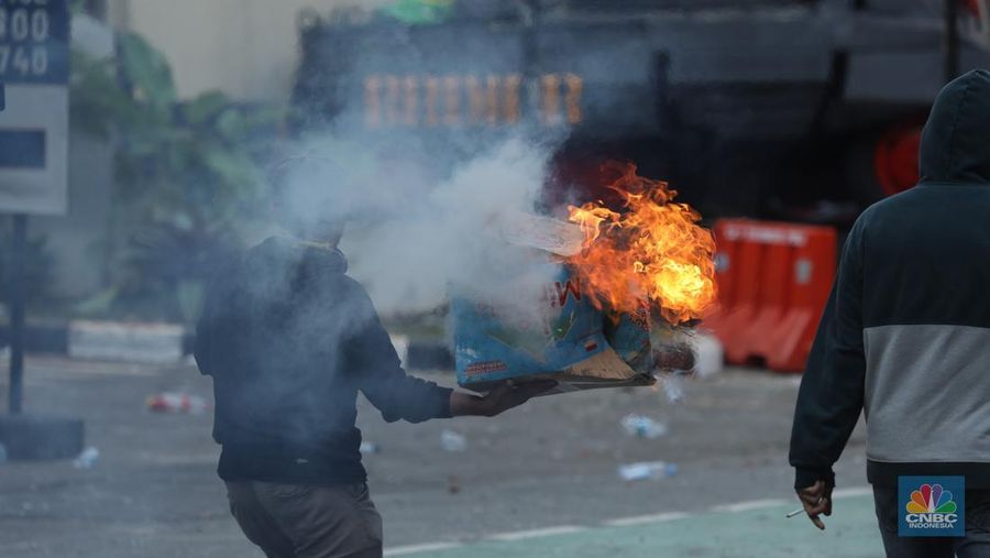 Aksi demonstrasi di depan Markas Satuan Brimob Polda Metro Jaya di Kwitang, Jakarta Pusat, memanas. Massa aksi didorong mundur oleh pihak kepolisian, Jumat (29/8/2024). (CNBC Indonesia/Tri Susilo)