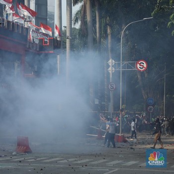 Kerusuhan Pecah di Markas Brimob, Massa Berlarian ke Tugu Tani-Senen