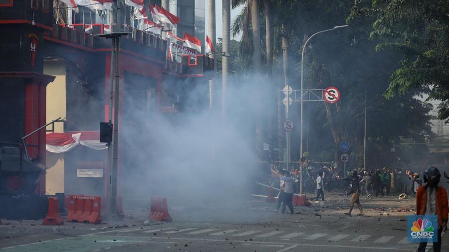 Aksi demonstrasi di depan Markas Satuan Brimob Polda Metro Jaya di Kwitang, Jakarta Pusat, memanas. Massa aksi didorong mundur oleh pihak kepolisian, Jumat (29/8/2024). Aksi demonstrasi di depan Markas Satuan Brimob Polda Metro Jaya di Kwitang, Jakarta Pusat, memanas. Massa aksi didorong mundur oleh pihak kepolisian, Jumat (29/8/2024). (CNBC Indonesia/Tri Susilo)