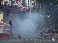 Kerusuhan Pecah di Markas Brimob, Massa Berlarian ke Tugu Tani-Senen