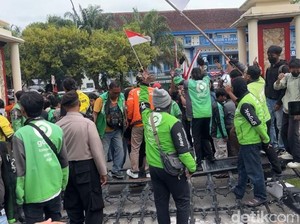 Ojol Juga Demo di Markas Brimob Solo, Gerbang Roboh