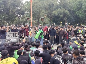 Mahasiswa dan Ojol Gelar Aksi Solidaritas Affan di Alun-alun Malang