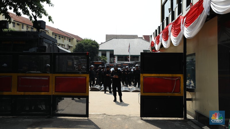 Aksi unjuk rasa di depan Markas Komando (Mako) Brimob, Kwitang, Jakarta Pusat, Jumat (29/8/2025) berlangsung ricuh. Aksi unjuk rasa di depan Markas Komando (Mako) Brimob, Kwitang, Jakarta Pusat, Jumat (29/8/2025) berlangsung ricuh. (CNBC Indonesia/Tri Susilo)