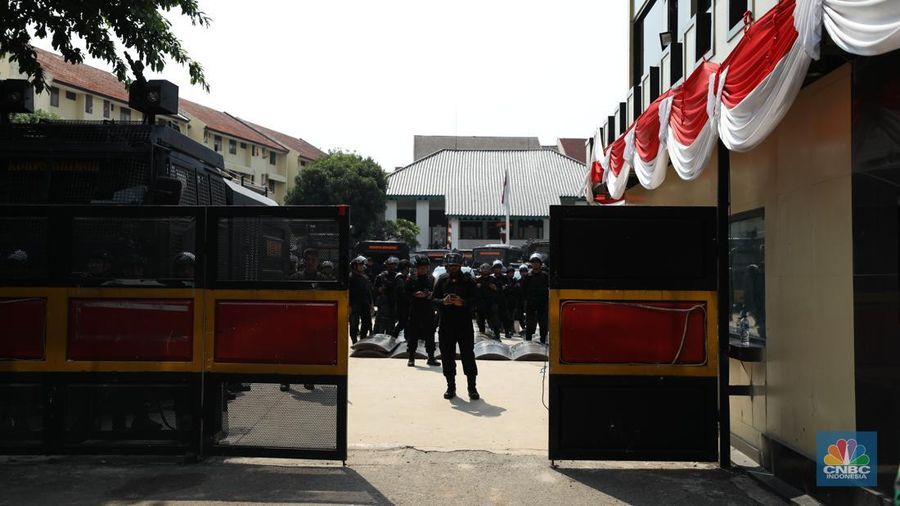 Aksi unjuk rasa di depan Markas Komando (Mako) Brimob, Kwitang, Jakarta Pusat, Jumat (29/8/2025) berlangsung ricuh. (CNBC Indonesia/Tri Susilo)