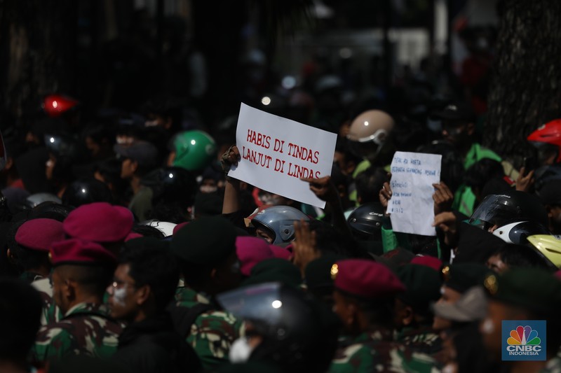 Aksi unjuk rasa di depan Markas Komando (Mako) Brimob, Kwitang, Jakarta Pusat, Jumat (29/8/2025) berlangsung ricuh. Aksi unjuk rasa di depan Markas Komando (Mako) Brimob, Kwitang, Jakarta Pusat, Jumat (29/8/2025) berlangsung ricuh. (CNBC Indonesia/Tri Susilo)