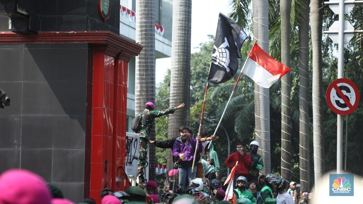 Situasi Terkini Mako Brimob Kwitang, Massa Hujani Batu-Botol ke Polisi