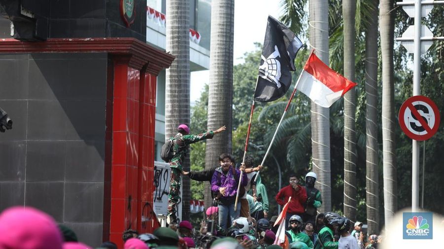 Aksi unjuk rasa di depan Markas Komando (Mako) Brimob, Kwitang, Jakarta Pusat, Jumat (29/8/2025) berlangsung ricuh. (CNBC Indonesia/Tri Susilo)