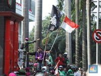 Situasi Terkini Mako Brimob Kwitang, Massa Hujani Batu-Botol ke Polisi