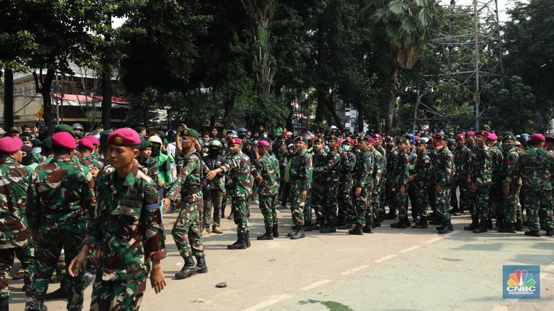 Aksi unjuk rasa di depan Markas Komando (Mako) Brimob, Kwitang, Jakarta Pusat, Jumat (29/8/2025) berlangsung ricuh. (CNBC Indonesia/Tri Susilo)