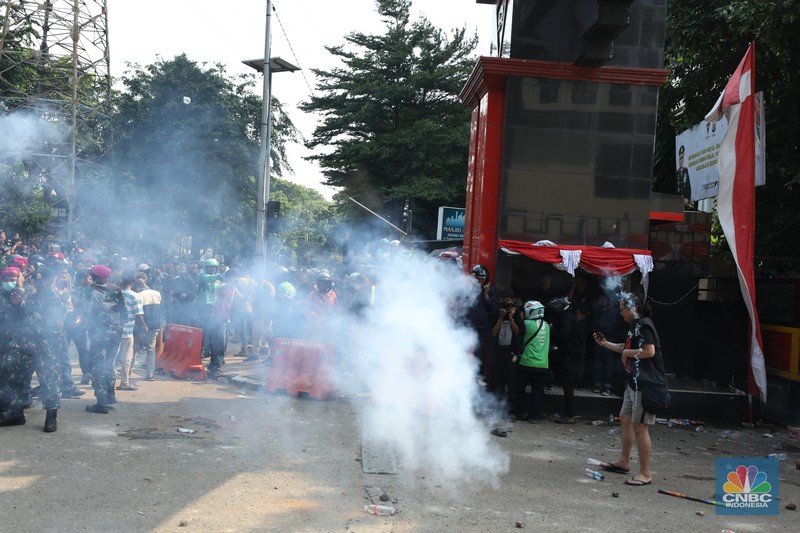 Aksi unjuk rasa di depan Markas Komando (Mako) Brimob, Kwitang, Jakarta Pusat, Jumat (29/8/2025) berlangsung ricuh. (CNBC Indonesia/Tri Susilo)