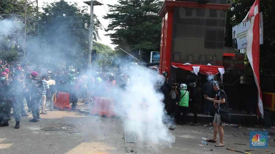 Aksi unjuk rasa di depan Markas Komando (Mako) Brimob, Kwitang, Jakarta Pusat, Jumat (29/8/2025) berlangsung ricuh. Aksi unjuk rasa di depan Markas Komando (Mako) Brimob, Kwitang, Jakarta Pusat, Jumat (29/8/2025) berlangsung ricuh. (CNBC Indonesia/Tri Susilo)