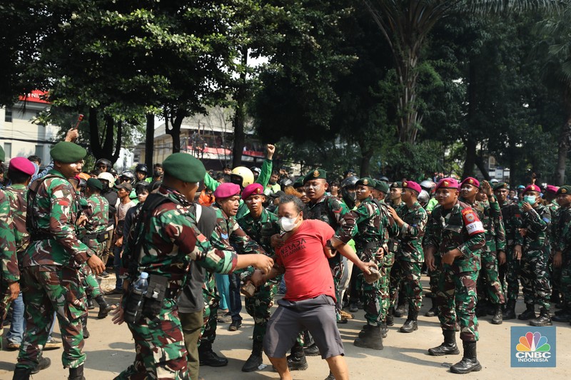 Aksi unjuk rasa di depan Markas Komando (Mako) Brimob, Kwitang, Jakarta Pusat, Jumat (29/8/2025) berlangsung ricuh. (CNBC Indonesia/Tri Susilo)