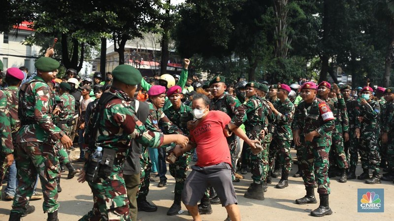 Aksi unjuk rasa di depan Markas Komando (Mako) Brimob, Kwitang, Jakarta Pusat, Jumat (29/8/2025) berlangsung ricuh. (CNBC Indonesia/Tri Susilo)