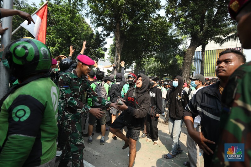 Aksi unjuk rasa di depan Markas Komando (Mako) Brimob, Kwitang, Jakarta Pusat, Jumat (29/8/2025) berlangsung ricuh. (CNBC Indonesia/Tri Susilo)