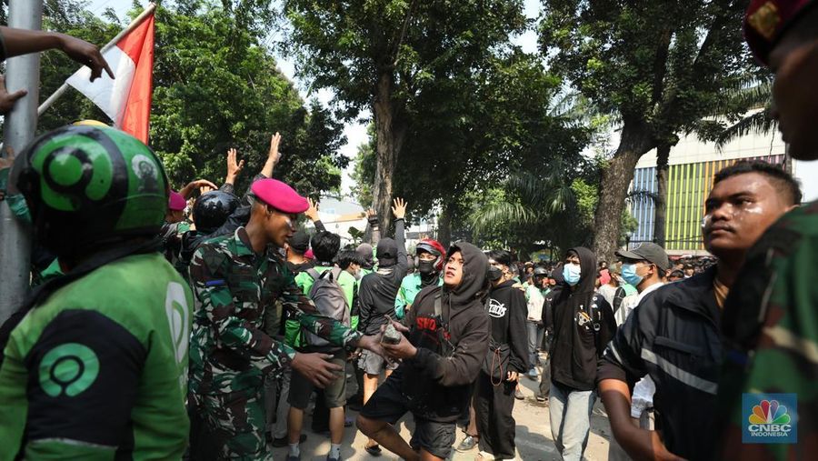 Aksi unjuk rasa di depan Markas Komando (Mako) Brimob, Kwitang, Jakarta Pusat, Jumat (29/8/2025) berlangsung ricuh. Aksi unjuk rasa di depan Markas Komando (Mako) Brimob, Kwitang, Jakarta Pusat, Jumat (29/8/2025) berlangsung ricuh. (CNBC Indonesia/Tri Susilo)