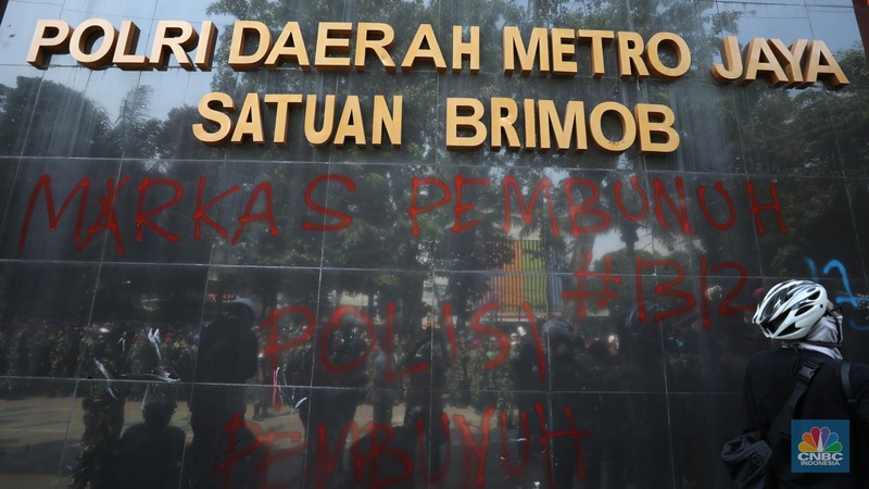 Aksi unjuk rasa di depan Markas Komando (Mako) Brimob, Kwitang, Jakarta Pusat, Jumat (29/8/2025) berlangsung ricuh. (CNBC Indonesia/Tri Susilo)