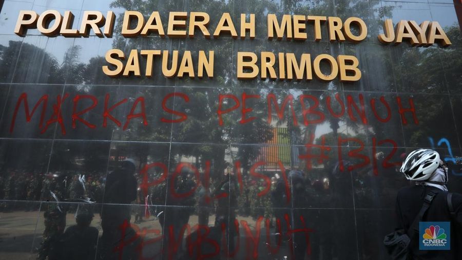 Aksi unjuk rasa di depan Markas Komando (Mako) Brimob, Kwitang, Jakarta Pusat, Jumat (29/8/2025) berlangsung ricuh. Aksi unjuk rasa di depan Markas Komando (Mako) Brimob, Kwitang, Jakarta Pusat, Jumat (29/8/2025) berlangsung ricuh. (CNBC Indonesia/Tri Susilo)