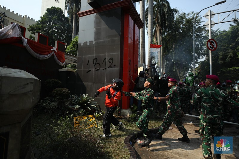 Aksi unjuk rasa di depan Markas Komando (Mako) Brimob, Kwitang, Jakarta Pusat, Jumat (29/8/2025) berlangsung ricuh. (CNBC Indonesia/Tri Susilo)