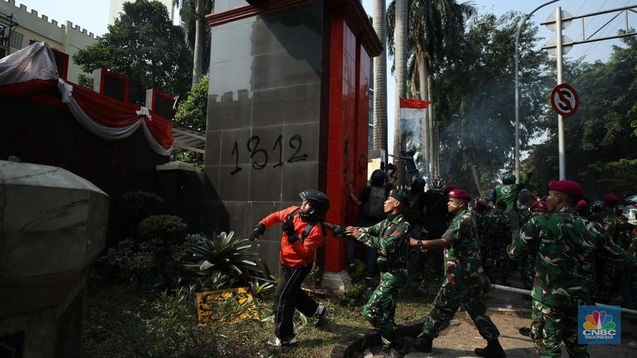 Aksi unjuk rasa di depan Markas Komando (Mako) Brimob, Kwitang, Jakarta Pusat, Jumat (29/8/2025) berlangsung ricuh. (CNBC Indonesia/Tri Susilo)