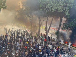 Demo di Grahadi Diwarnai Aksi Bakar Motor, Asap Hitam Membubung Tinggi