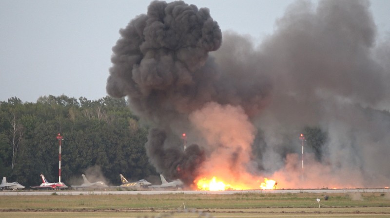 Asap mengepul setelah jet tempur F-16 Angkatan Udara Polandia jatuh saat latihan untuk Pertunjukan Udara tahunan Radom, menewaskan pilotnya, di Radom, Polandia, 28 Agustus 2025, dalam gambar diam yang diperoleh dari video media sosial. Asap mengepul setelah jet tempur F-16 Angkatan Udara Polandia jatuh saat latihan untuk Pertunjukan Udara tahunan Radom, menewaskan pilotnya, di Radom, Polandia, 28 Agustus 2025, dalam gambar diam yang diperoleh dari video media sosial. (EPRA SKYLINE/Damian Banasik via REUTERS)
