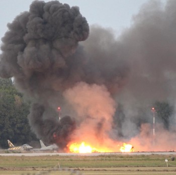 Detik-Detik Jet Tempur F-16 Jatuh dan Meledak di Landasan, Api Membara